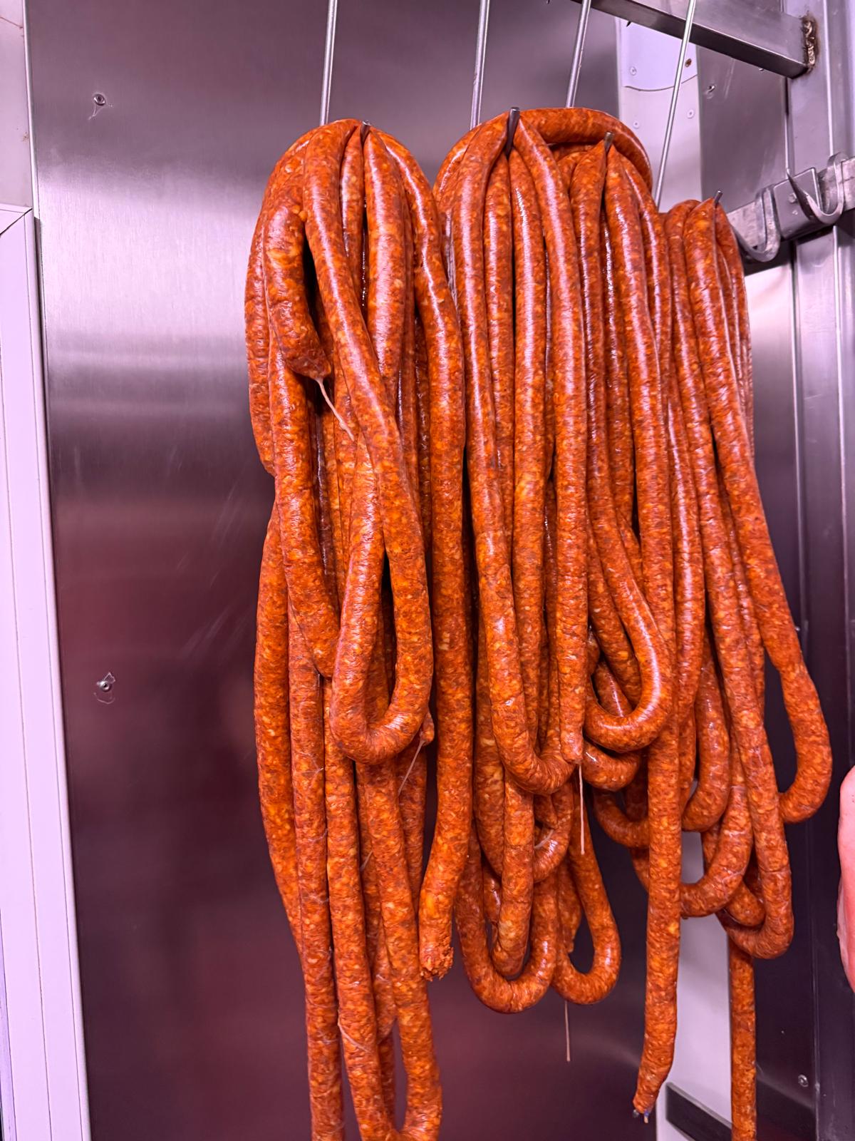 Txistorra con espelette y txakoli
